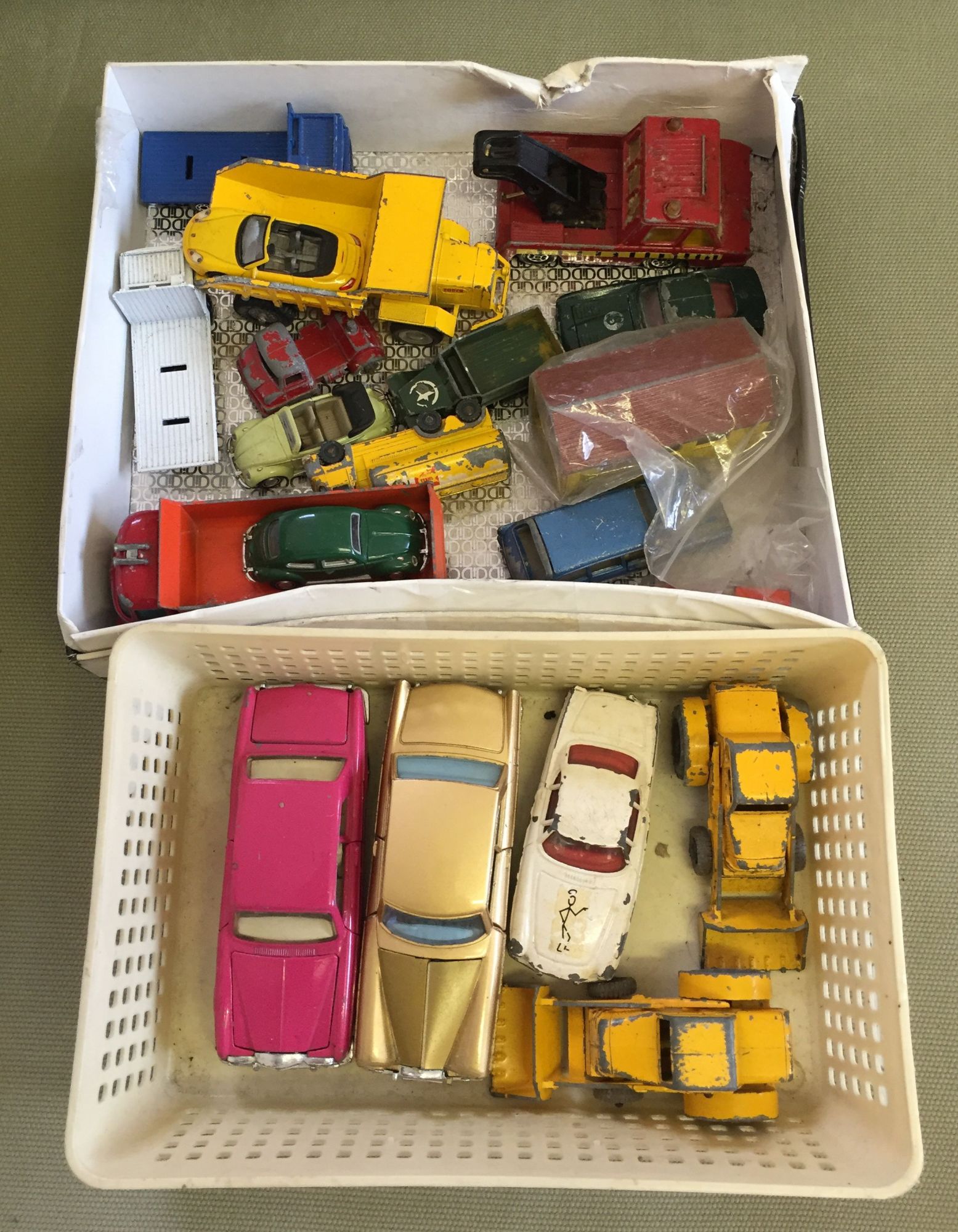 2 trays of mixed diecast to include Dinky 127 Rolls Royce Silver Cloud III, a Corgi Bentley