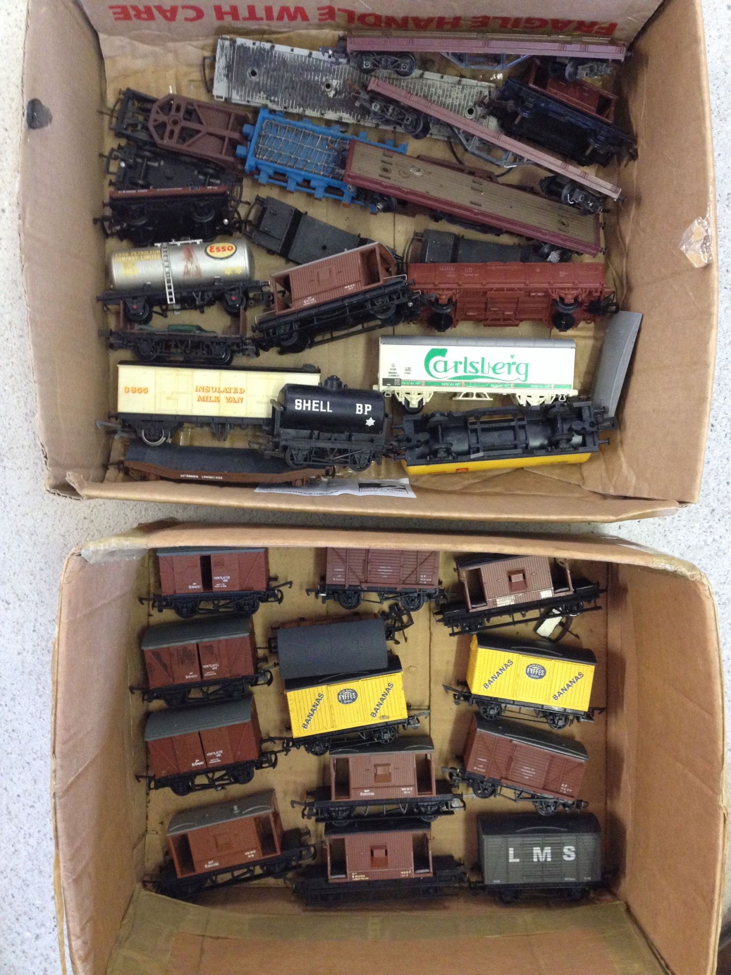 2 boxes of OO gauge trucks & wagons (approx 32).