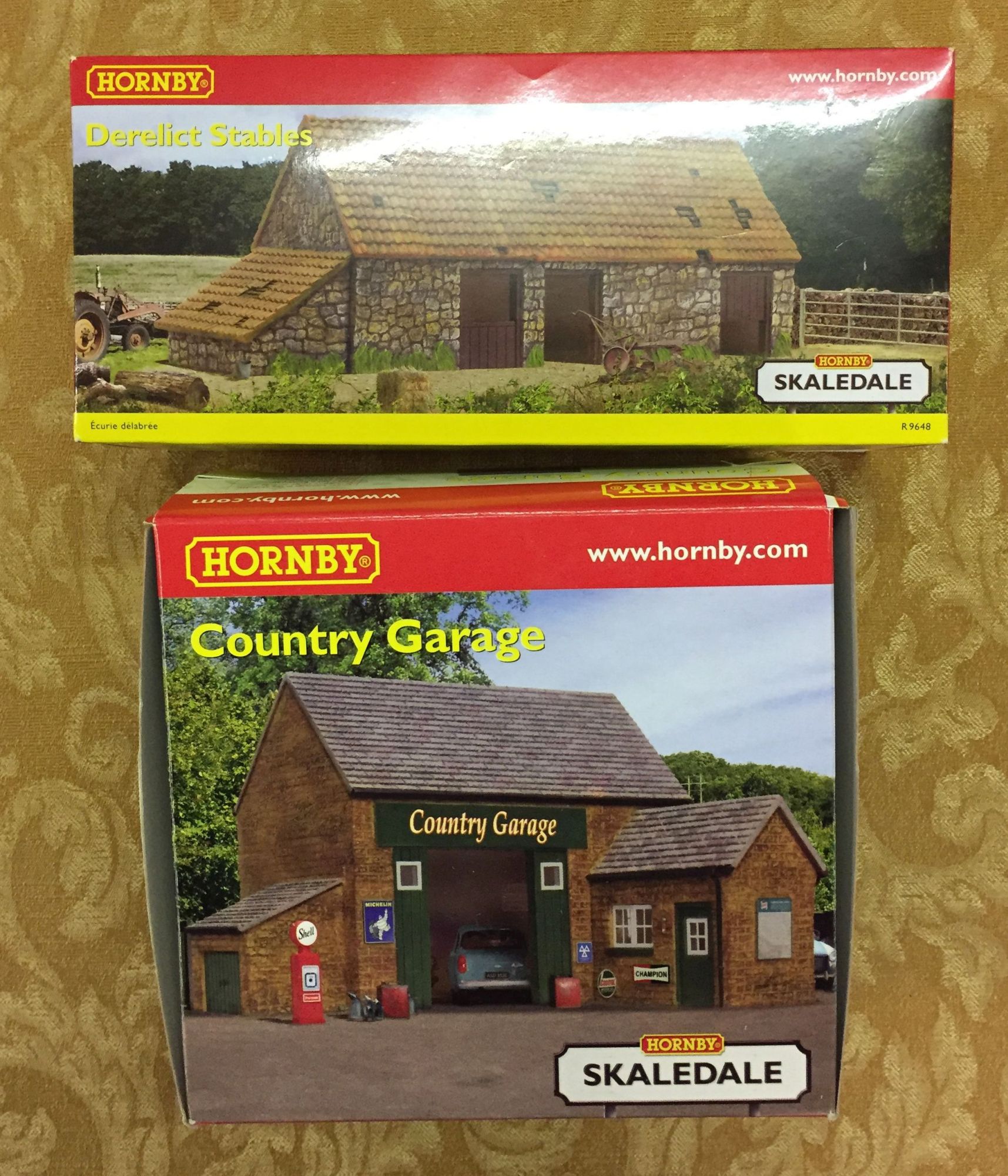 2 Hornby resin models in original boxes - Derelict Stables and Country Garage.