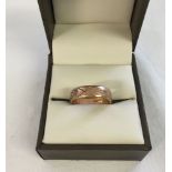 A 9ct gold patterned wedding band. Approx 2.7g.
