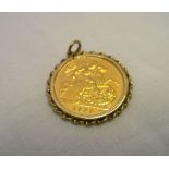 Half sovereign (1982) in a pendant mount.