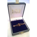 Antique 9ct gold Art Nouveau design bar brooch set with a central garnet. 5cm across, total weight