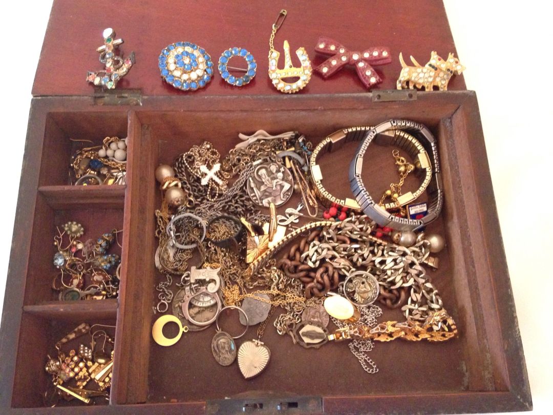 A wooden box of costume jewellery inc. vintage diamante brooches