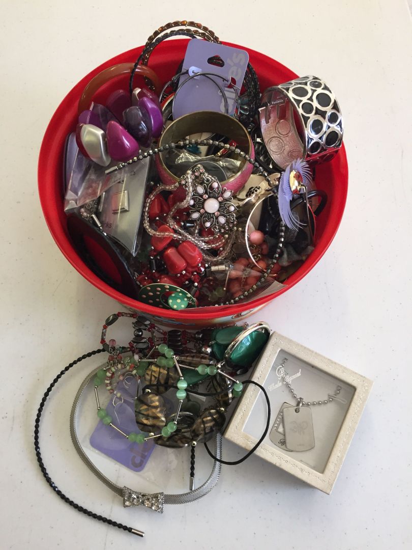 A tub of assorted costume jewellery