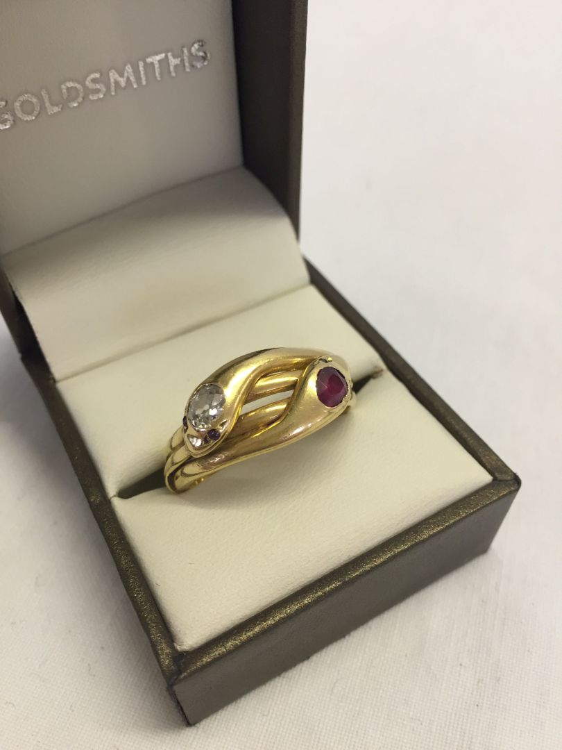 An early 20th century 18ct gold signet ring size Z in the form of 2 entwined serpents. Each set with