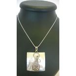 A mother of pearl pendant with a mouse motif in 925 silver on a rope chain.