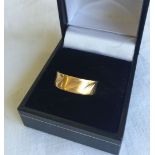 An 18ct gold patterned wedding band size Q approx weight 4.3g