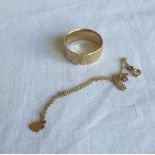 Two items of scrap gold. A 9ct gold wedding band (cut) together with a 9ct gold ankle chain a/f.