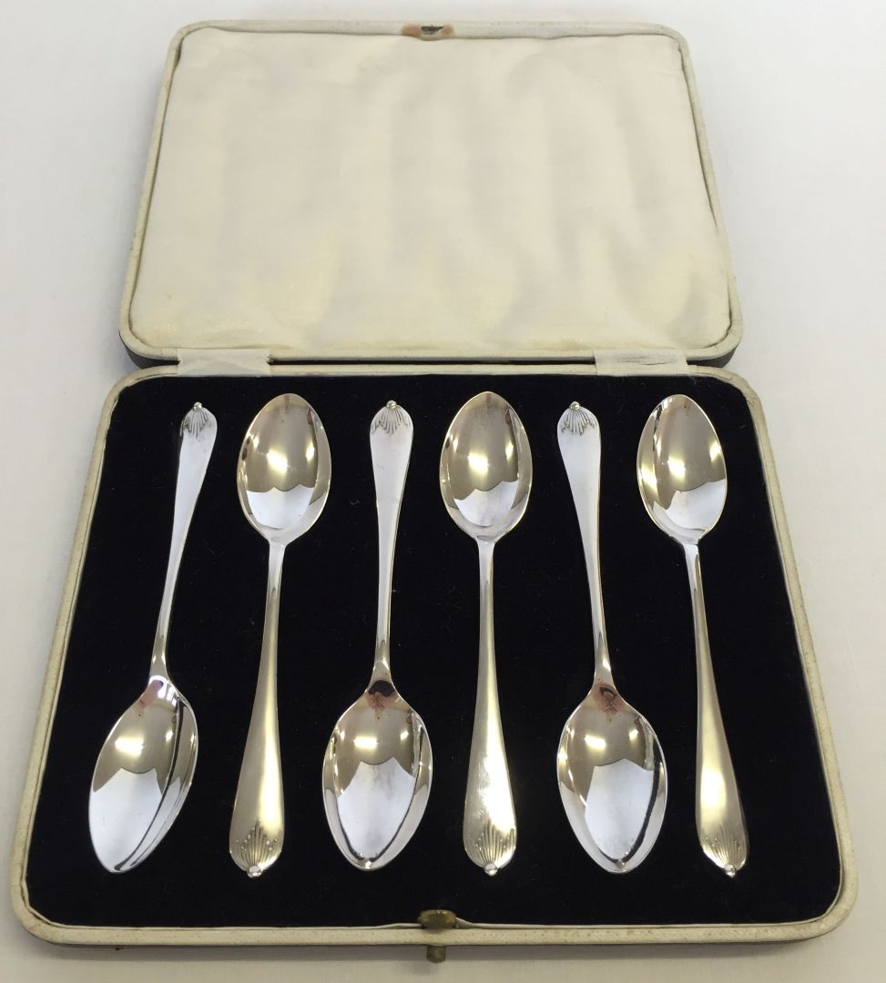 A set of 6 HM silver teaspoons in velvet lined box. HM Sheffield 1931. Decoration to handles.