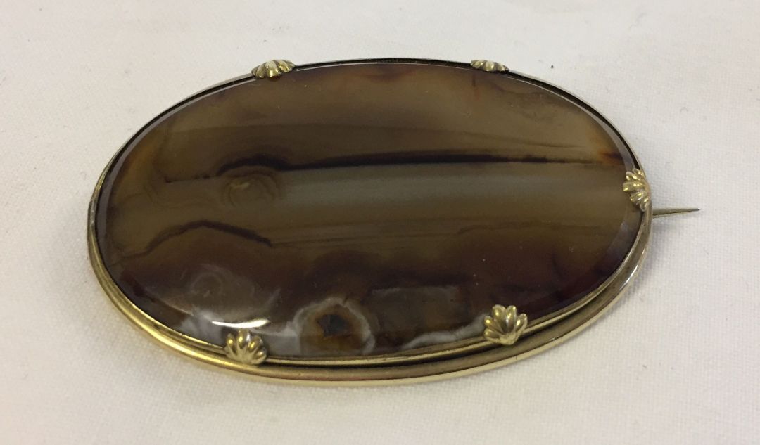 Large oval agate brooch set in a gold plated mount. Measures approx 5.5cm x 3.5cm.