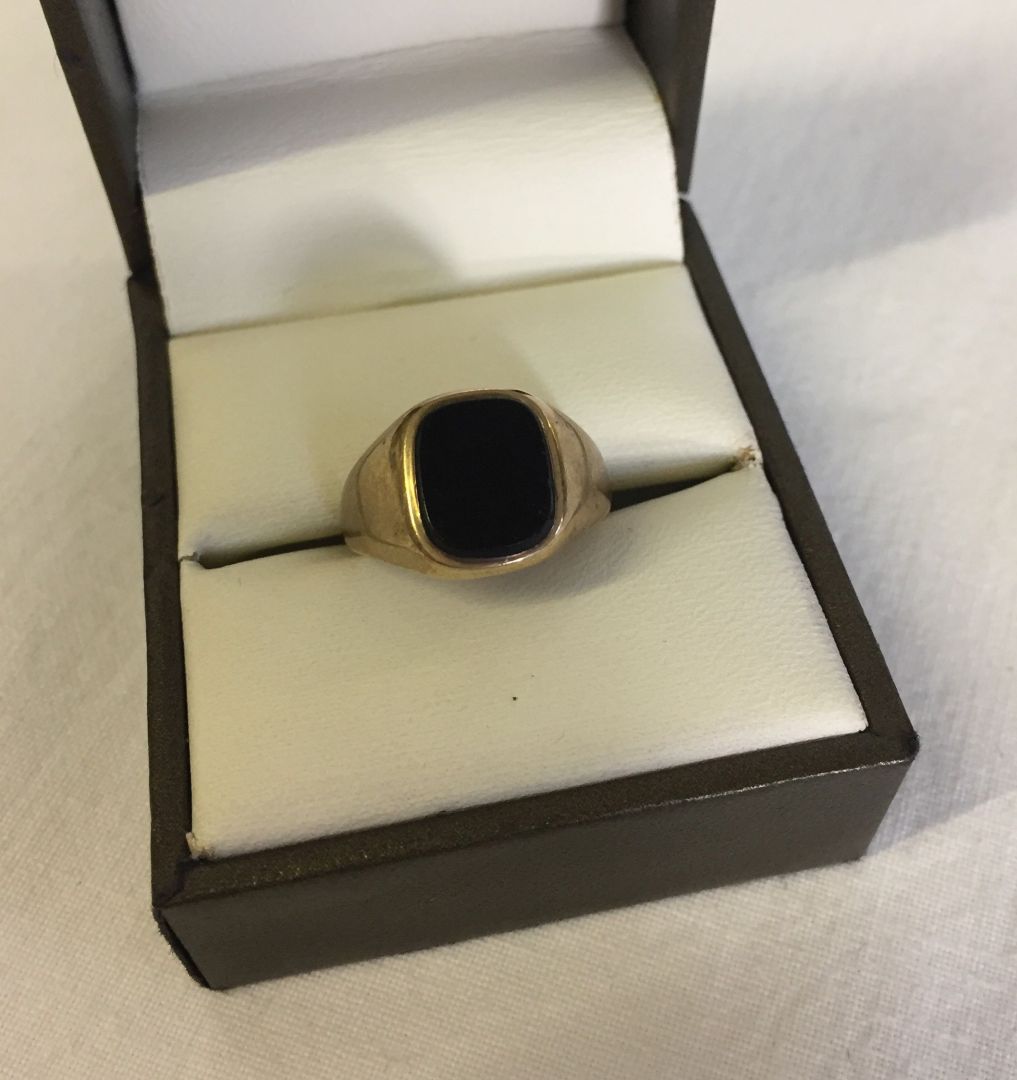 9ct gold signet ring set with black onyx. Size L, weight approx 2.7g. - Image 2 of 2