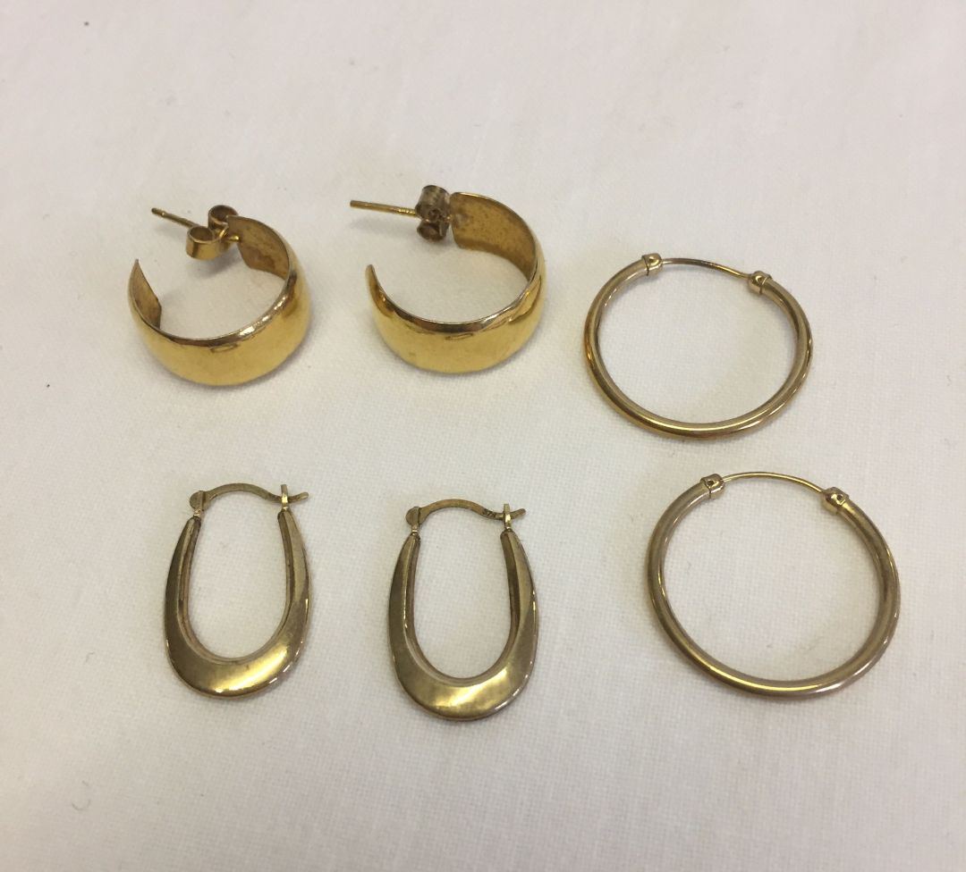 3 pairs of 9ct gold hoop design earrings. Total weight 3.4g.