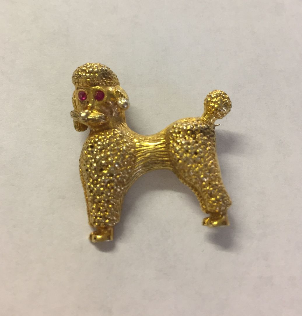 Hallmarked 9ct gold poodle brooch with rubies set as eyes. Measures approx 2.5cm x 3cm, weight