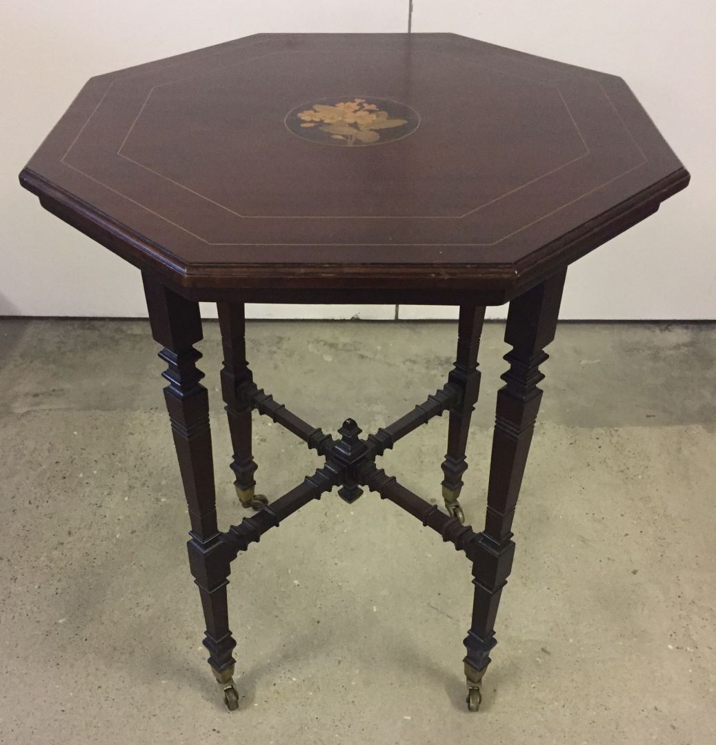 An Edwardian octagonal topped occassional table with turned legs and inlaid detail to top.