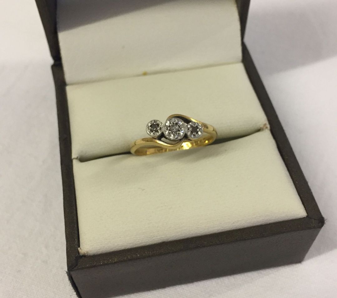 18ct gold & platinum trilogy ring set with 3 small diamonds in an illusion setting. Size J, total - Image 2 of 2