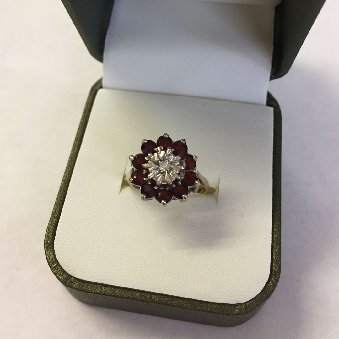 Ladies 9ct gold ring with central diamond surrounded by garnets in a flower design. Size N, total - Image 2 of 2