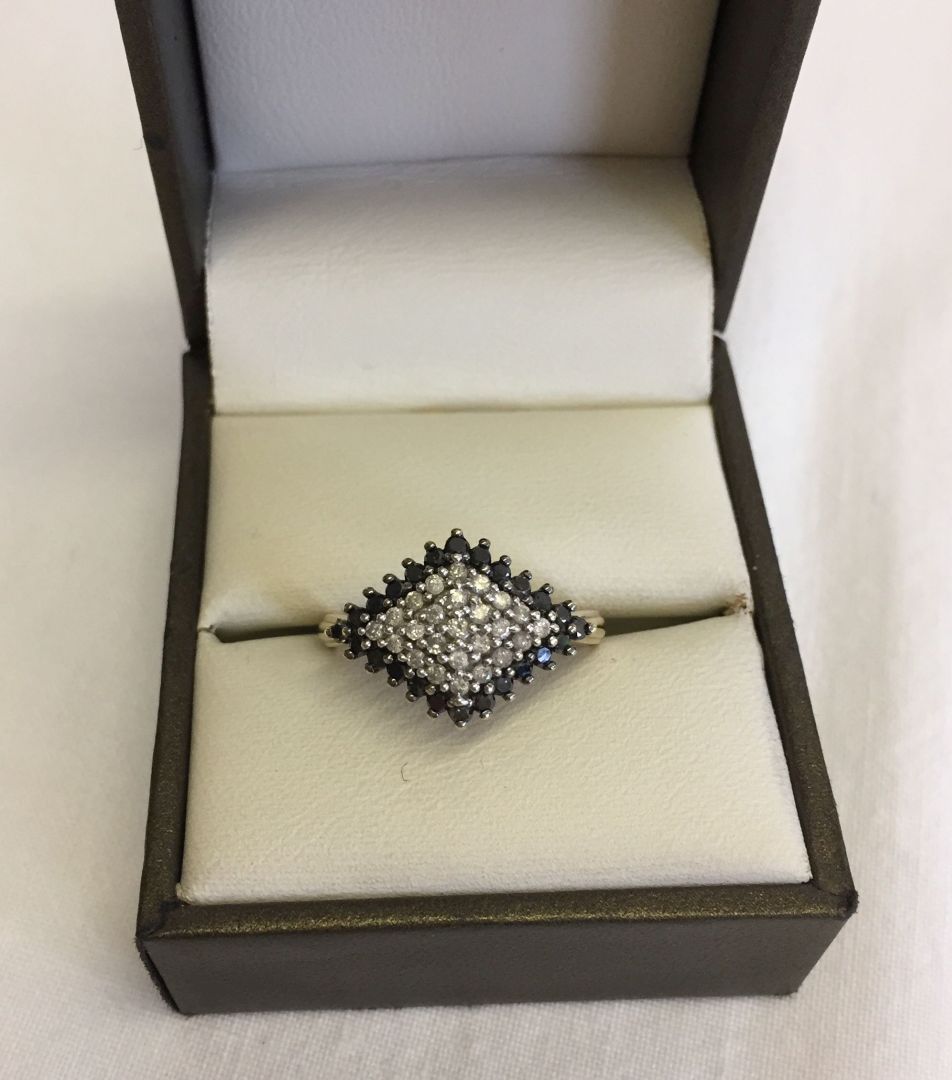 Ladies 9ct gold dress ring set twith black and white diamonds in a diamond shaped mount. Size P. - Image 2 of 2