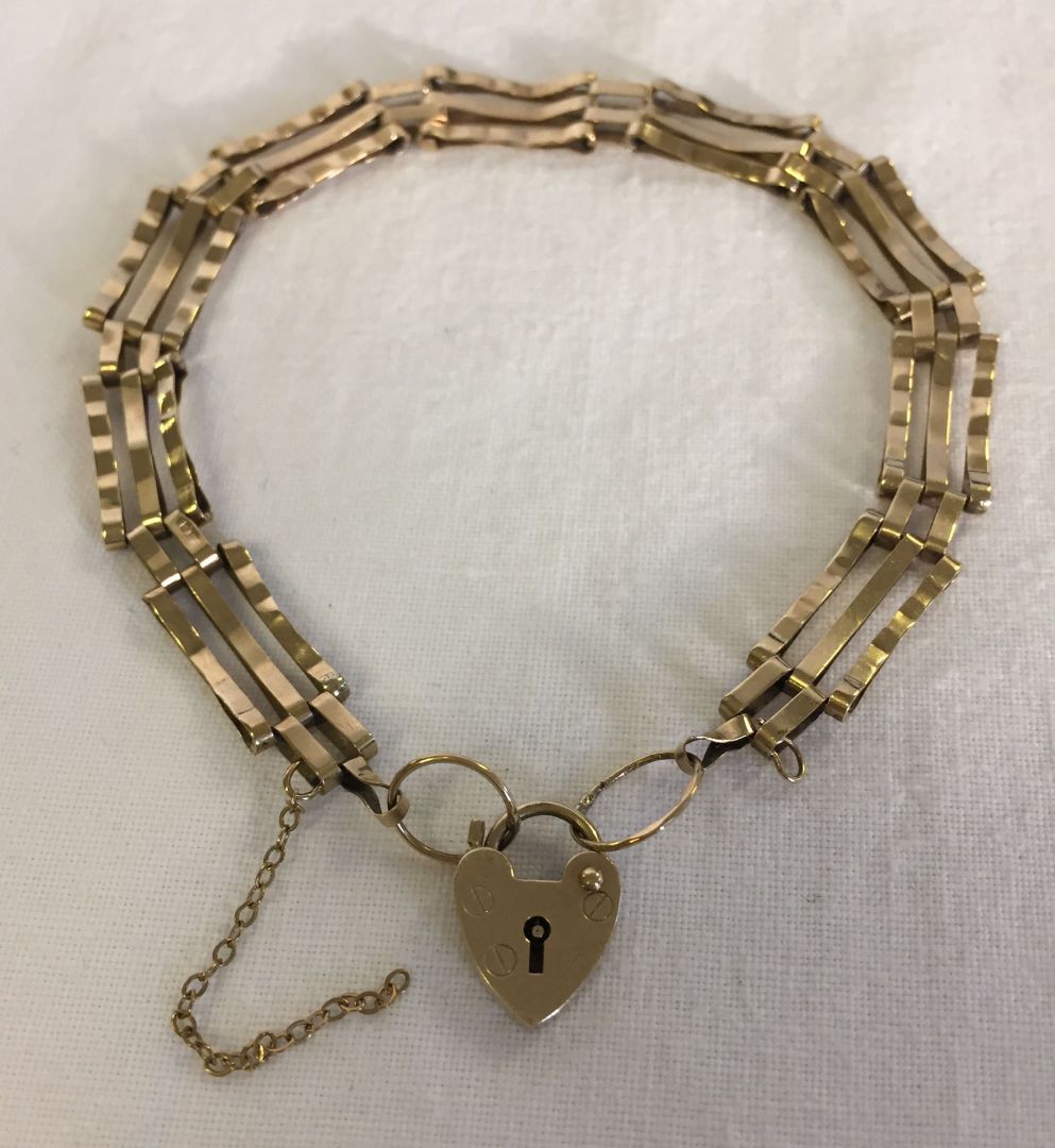 3 bar 9ct gold gate bracelet with heart shape padlock clasp. Safety chain broken, weight approx 4.