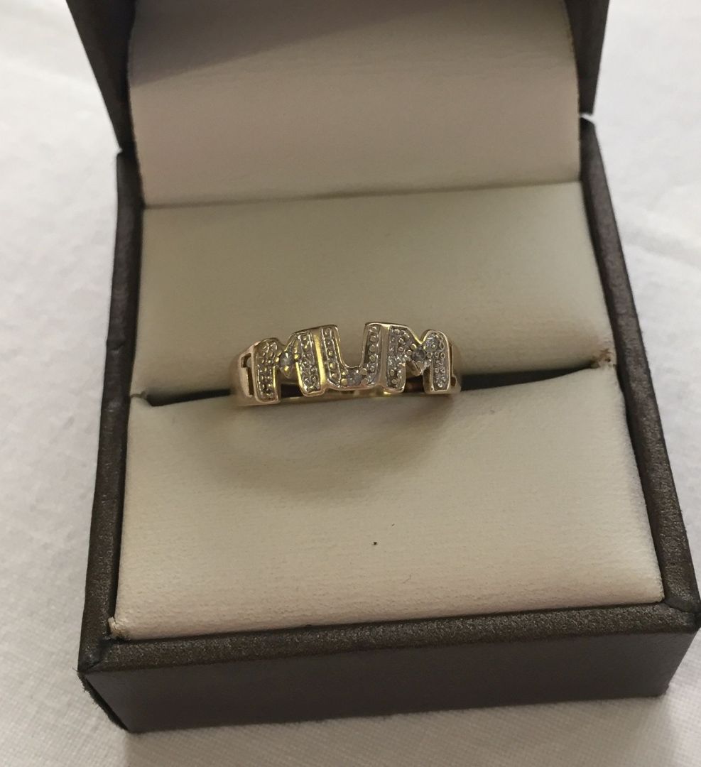 9ct gold 'MUM' ring set with 3 small diamonds. Size M, weight approx 1.4g.