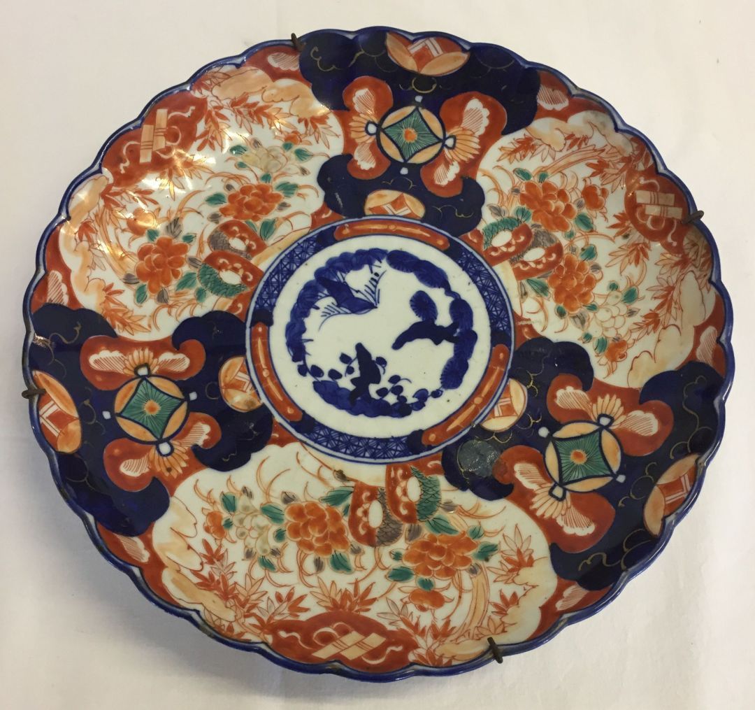An Imari charger with scalloped edge. Approx 30cm diameter. Hairline crack to rim.