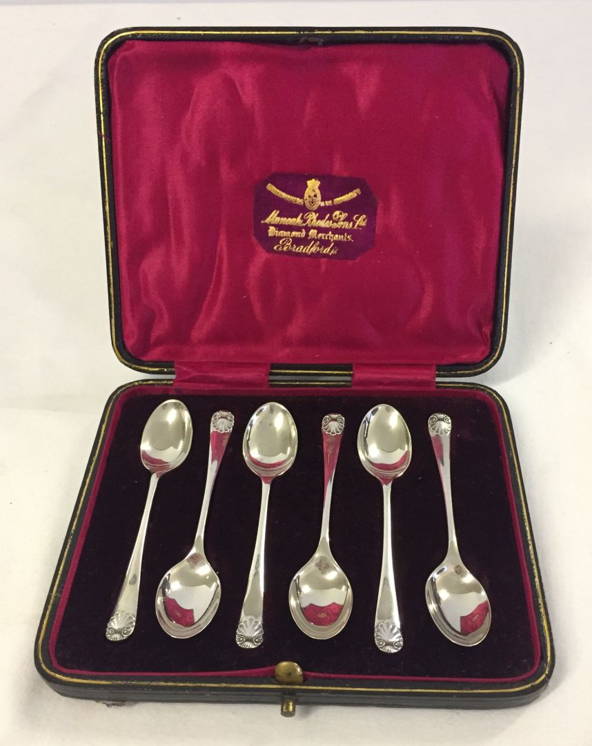 Pretty boxed set of antique silver coffee spoons with clam shell design to the handles. Hallmarked