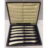 A boxed set of silver handled butter knives. Sheffield 1918