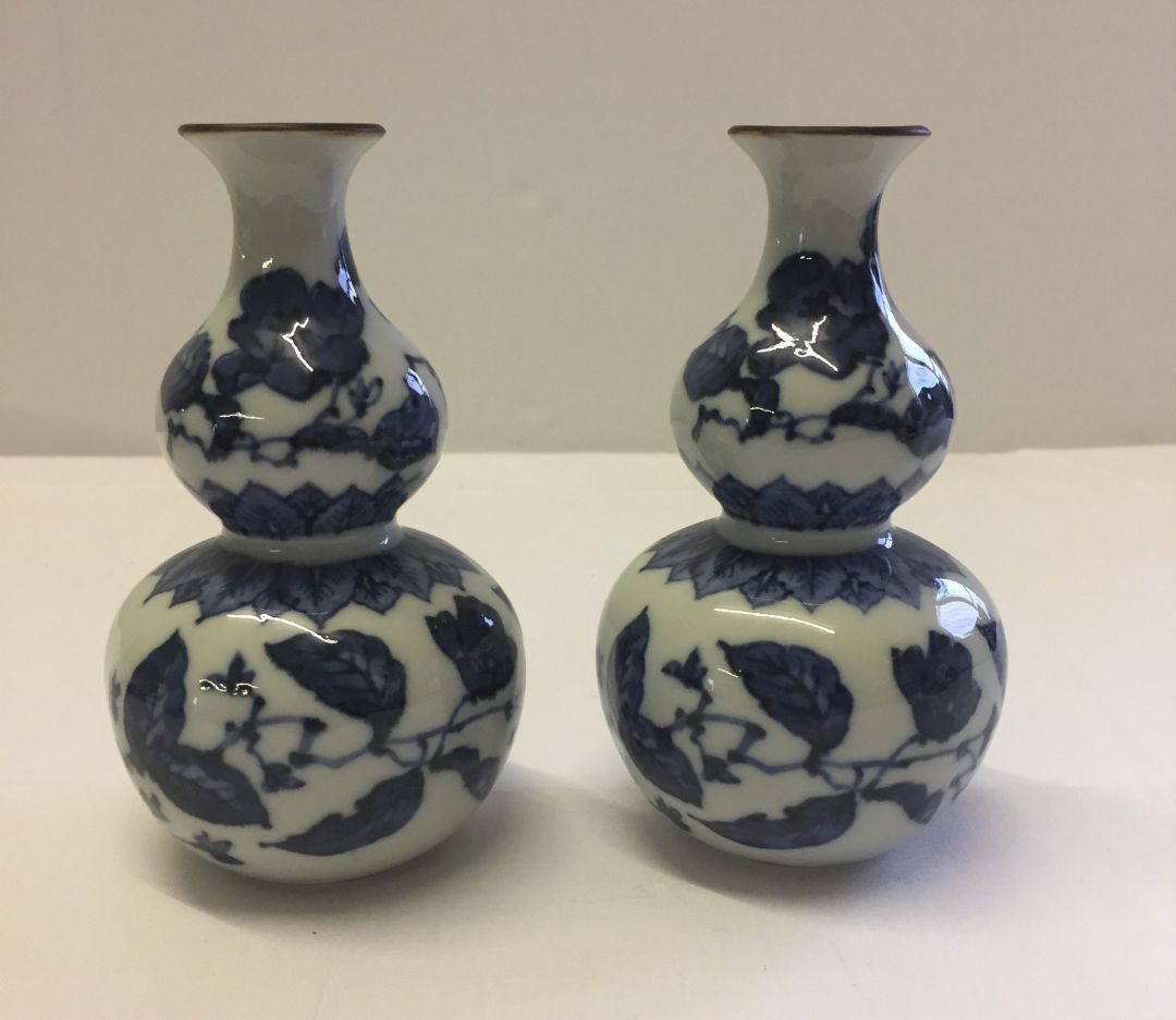 2 blue & white double gourd vases - mid 20th century. 13cm tall.