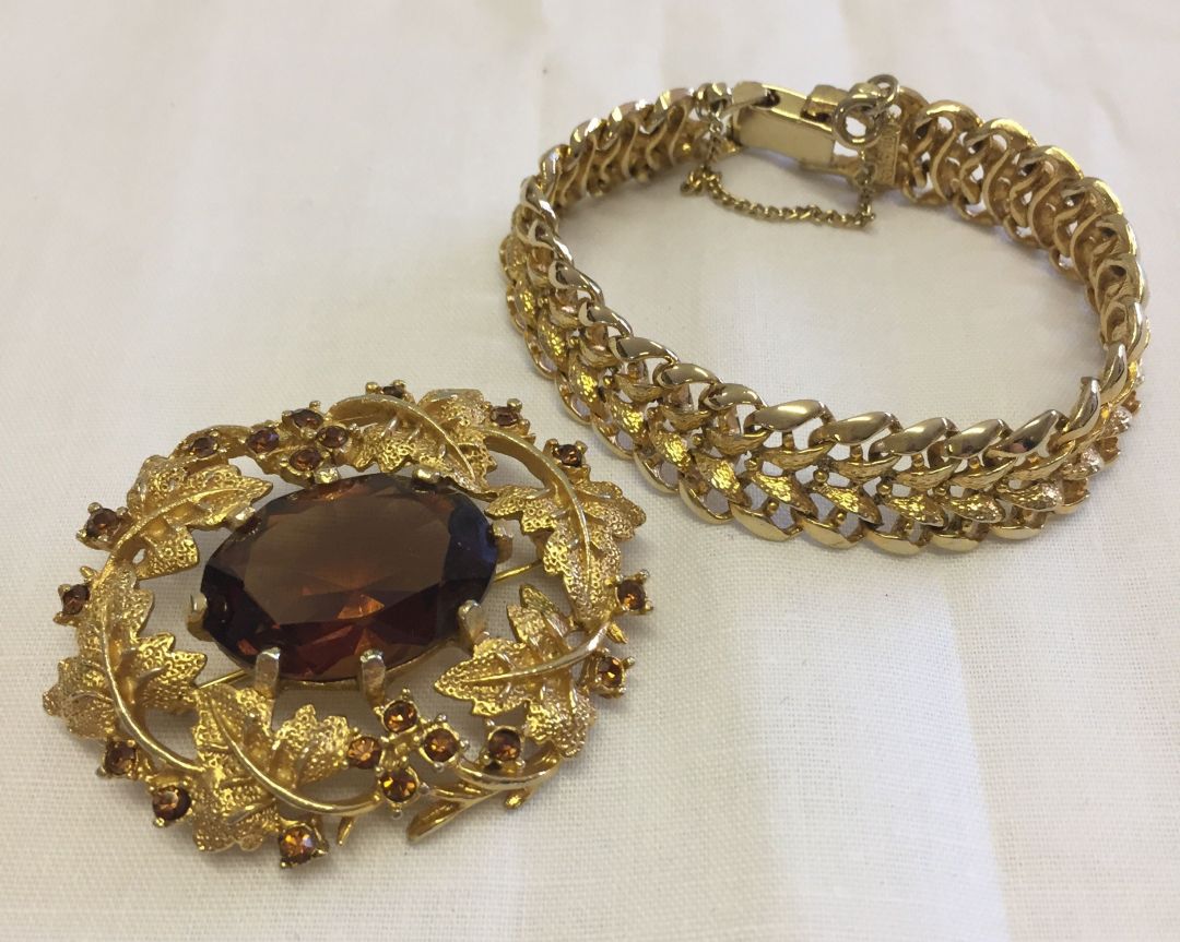 2 pieces of vintage Sarah Coventry costume jewellery comprising: 1. Goldtone oval brooch with leaf