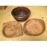 Two wooden platters and a wooden bowl (3).