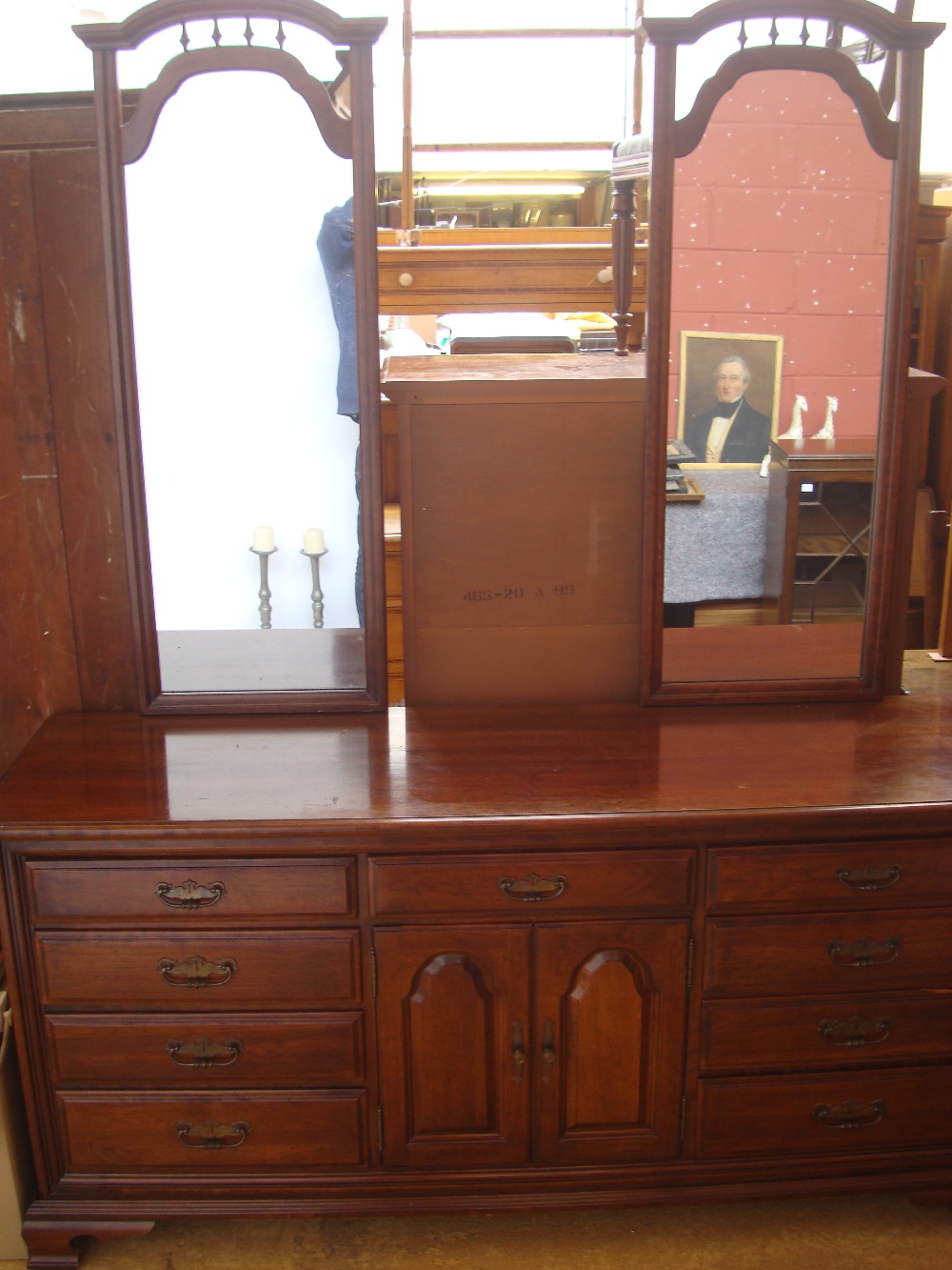 An American Thomasville cherrywood dressing table with raised tall mirrors,