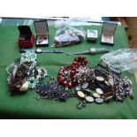 A quantity of costume jewellery.