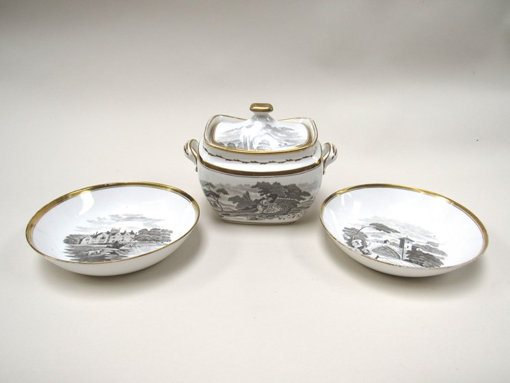 A Spode porcelain sugar box and lid circa 1810,