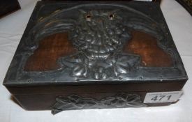 A Glasgow school art nouveau pewter owl decorated pine box
 
This is in good condition
Patina