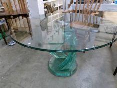 A modern glass dining table
 
Approximate diameter 119cm
Approximate height 73.5cm
Weight