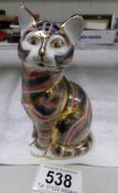 A Royal Crown Derby cat paperweight
 
This is in good condition with no damage observed
Gold
