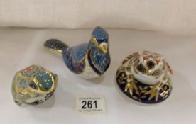 3 Royal Crown Derby paperweights, frog, fountain frog and blue jay
 
This is in good condition