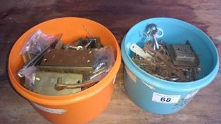 2 tubs of old keys etc