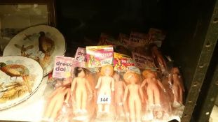 A quantity of dress up dolls