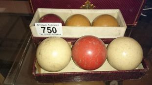 A quantity of vintage billiard balls
 
These are in poor condition
Both sets have aged badly (