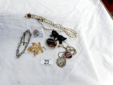 A mixed lot of costume jewellery