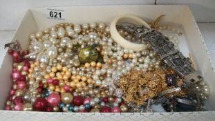 A mixed lot of costume jewellery