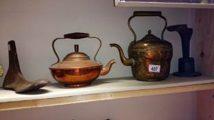 2 copper/brass kettles & 2 foot shaped doorstop's