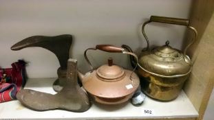 2 copper/brass kettles & 2 foot shaped items