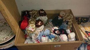 A quantity of collectors dolls