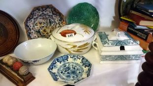 A Worcester tureen & quantity of Oriental plates etc.