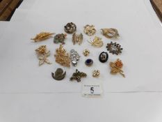 A mixed lot of vintage and other brooches