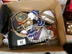 A mixed lot of jewellery,