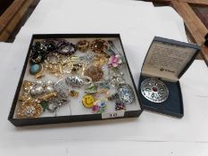 A mixed lot of costume jewellery