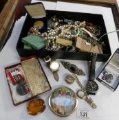 A mixed lot of costume jewellery,