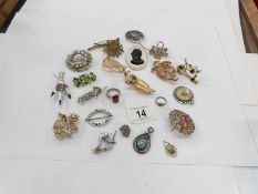 A mixed lot of brooches